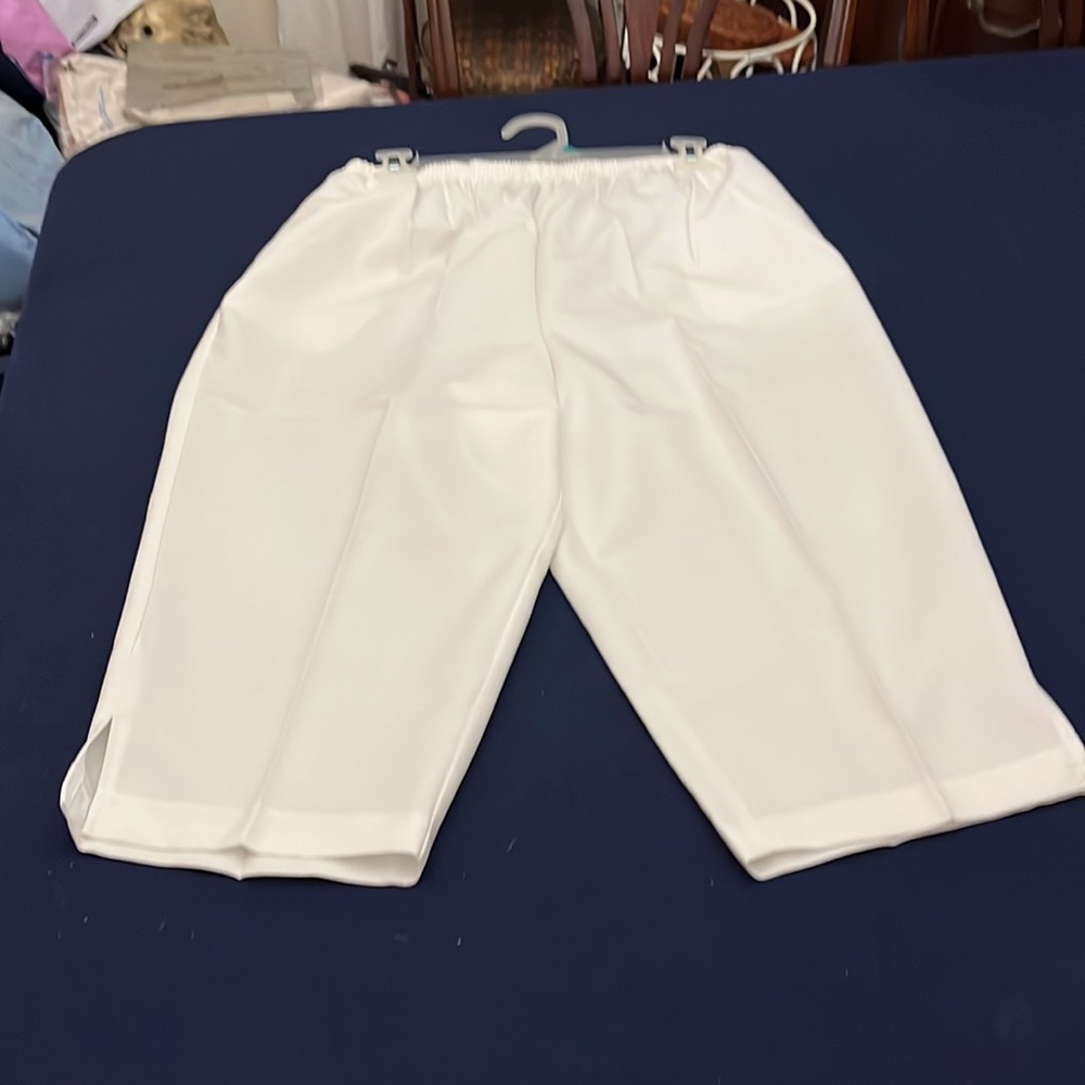 Women’s White Pedal Pushers with Pockets (Get Ready for Summer) NWOT